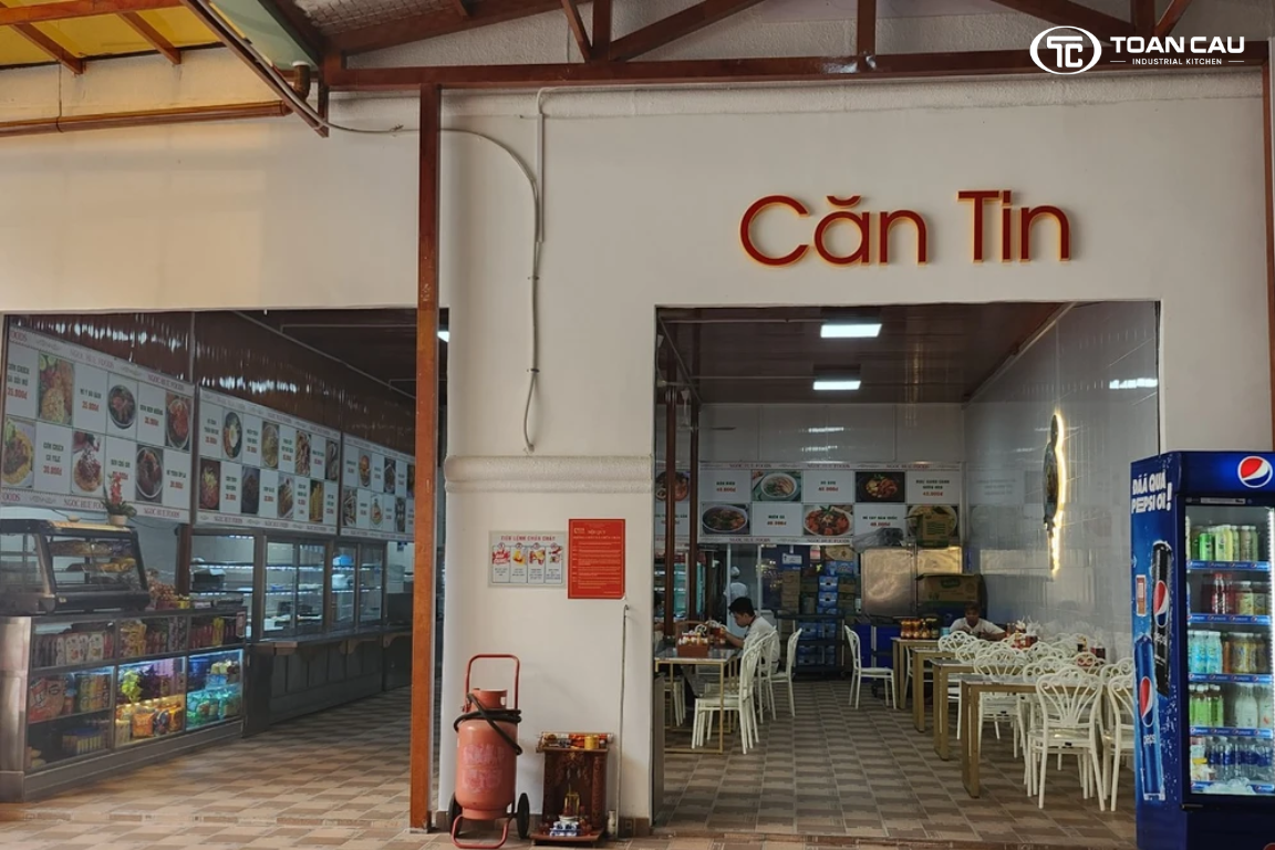 Nhân sự phục vụ suất ăn tại quầy căn tin